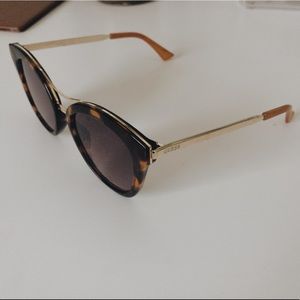 GUESS Sunnies
